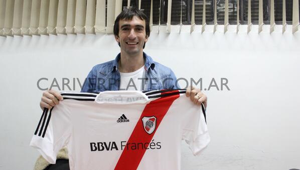 RiverPlate's tweet photo. El arquero de #River, Marcelo #Barovero, firmó su contrato hasta junio de 2016. http://t.co/wnvQanwdfE http://t.co/M1w1AcPOvx