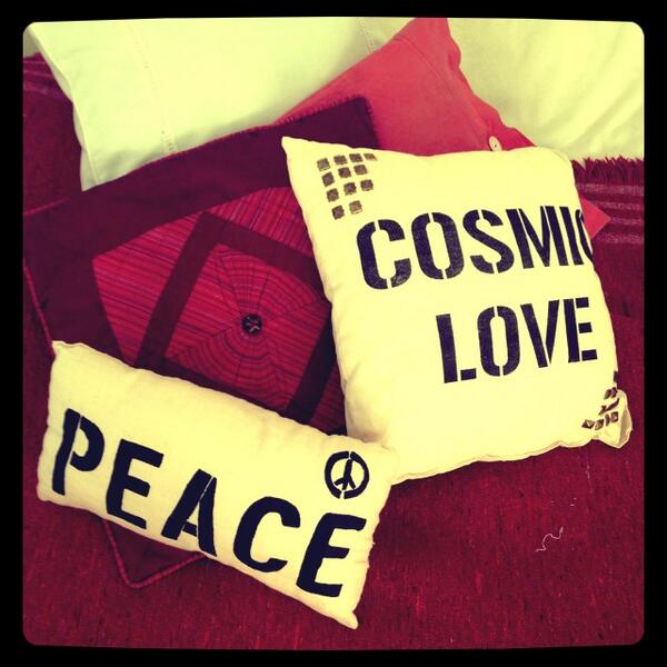 valenfrione's tweet photo. Gracias pep struk por decorar mi cama😃 http://t.co/7DMknmtqn8