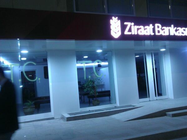 muslimsarichp's tweet photo. Dikmenli "çapulcular" yürürken ziraat bankasının eksik kalan "TC" sini tamamladılar... http://t.co/5YDTbQDTJp