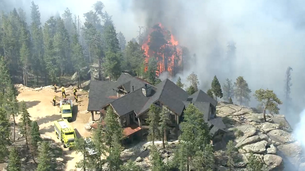 9NEWS's tweet photo. Several fire crews workign #BluebellFire, including doing structure protection http://t.co/QGaUbBGLhW  #COFire #9NEWS http://t.co/XOIzT7mk0W