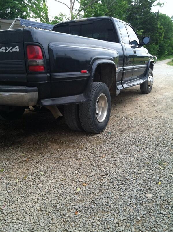 DieselAllDay's tweet photo. Slick cummins dually http://t.co/eR7vMt4fRl