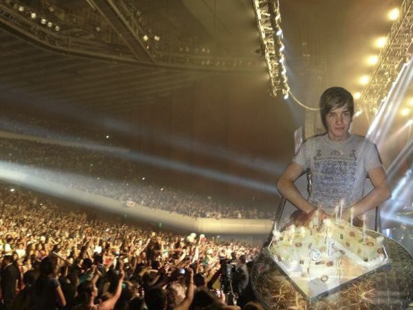 zayndadepressao's tweet photo. toma aqui @Real_Liam_Payne uma festa decente pra voce http://t.co/0bwlt9ClQE
