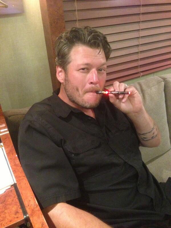 I gave @blakeshelton a @PlatinumEHookah and he loves it! Go to  http://t.co/rEgapseU8K he makes it look xtra good!Lol