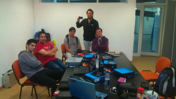 BlackBerryDevSL's tweet photo. Tarde en el Tech. Pensando que desarrollar y calentando Motores!!! Para mañana Rock and Roll y código http://t.co/nHW8lyWGJw