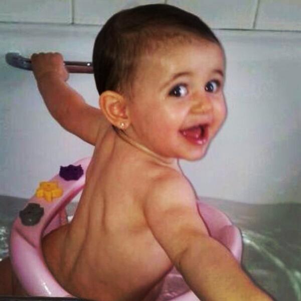 DanielleFegan1's tweet photo. My beautiful niece!! #cute #bath #messing http://t.co/jeKSKqwXh5