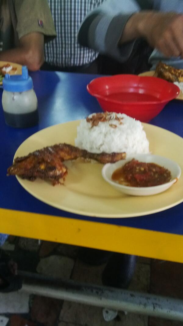 bernully's tweet image. Lunch di Kantin TENDA BIRU RSPI pake  Ayam Bakar ca' Raqib + Es Jeruk mba' Sandy MuuuaaaNTaaaB......!!!!!!!