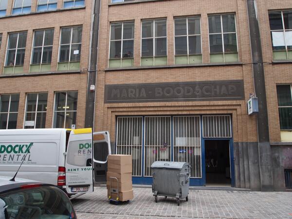 MinipopBelgium's tweet photo. Minipoplevering in het Maria Boodschaplyceum :-) http://t.co/Z87kRD1CrX