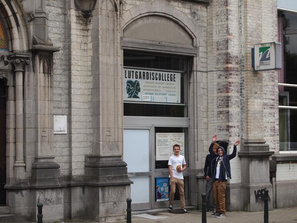 MinipopBelgium's tweet photo. Minipoplevering aan het Lutgardiscollege Oudergem! :-) http://t.co/EbyLiF8wn0