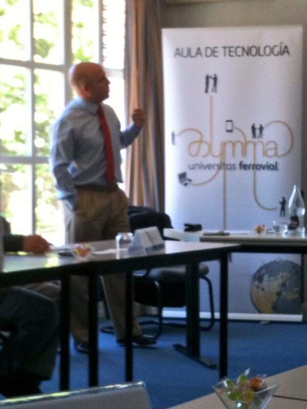 Valero_Bea's tweet photo. Disfrutando de la ponencia de @anotado sobre herramientas 2.0 en #summauf http://t.co/h05JnDJVJz