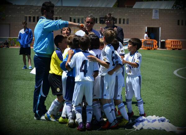 prsardinero's tweet photo. Os dejo una foto del domingo, con los benjamines del Real Madrid que ganaron el Torneo de Fútbol 7 de la @UD_Poveda http://t.co/rhCNiW9dsx