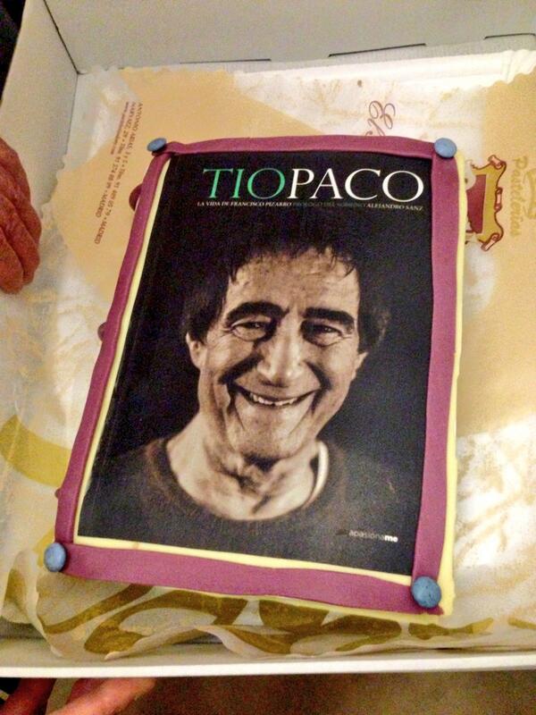 Librotiopaco's tweet photo. Ya ha llegado a mis manos este estupendo pastel de las #CamisasRojas...Menudo regalazo de tus fans, @AlejandroSanz!! http://t.co/tDKS6KsziY