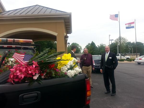 WacoTribHoppa's tweet image. Flowers stolen from #StJoMo cemeteries returned to Meierhoffer Funeral Home @meierhoffer