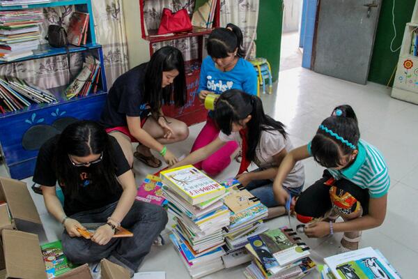 dreamcorps's tweet photo. The team just opened several boxes of books, and the kids are helping to organize them! http://t.co/vLj5GSKnHQ! http://t.co/vVOMTPIM8U