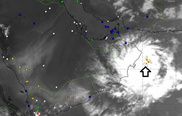 Storm_centre's tweet photo. سحب رعدية حاليا مقابل سواحل المنطقة الشرقية لسلطنة عمان مع اقتراب الاضطراب المداري في بحر العرب #مركز_العاصفة http://t.co/aXM4VOXkt6