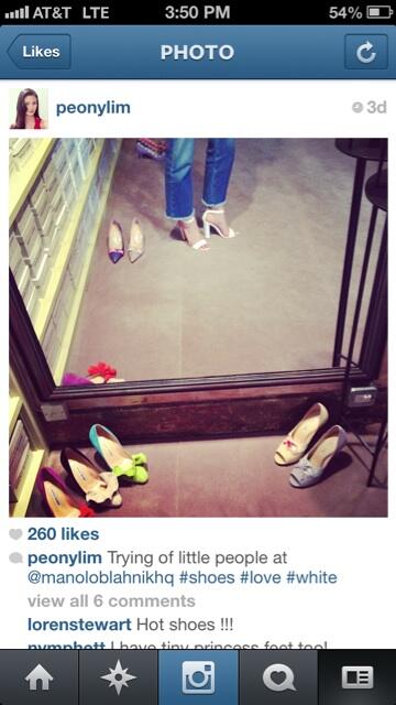 tiendo's tweet photo. @manoloblahnik I've been searching for these white shoes that Peony Lim tried on.What's the name of shoe?I want 2 buy http://t.co/sWzEsAQuNZ