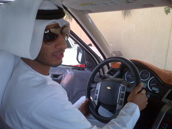 com_812 tweet picture