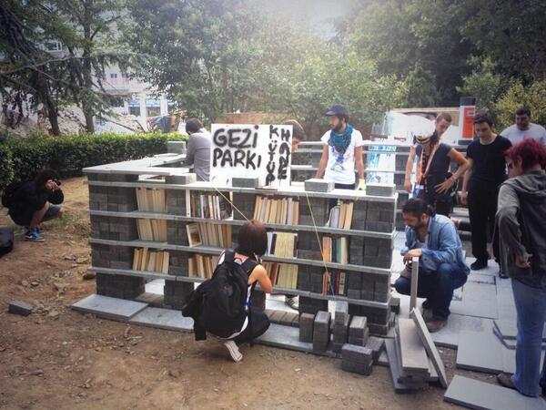BuzzFeedNews's tweet image. More photos of the makeshift library in Gezi Park, Istanbul