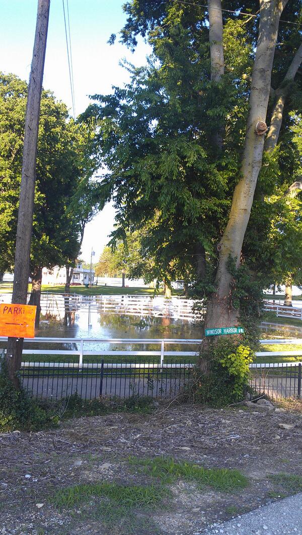 GoKimmswick's tweet photo. The water is a rising - the Anheuser Estate along the River! Kimmswick is in need of sandbagging volunteers now http://t.co/CZUmXlMJ2j