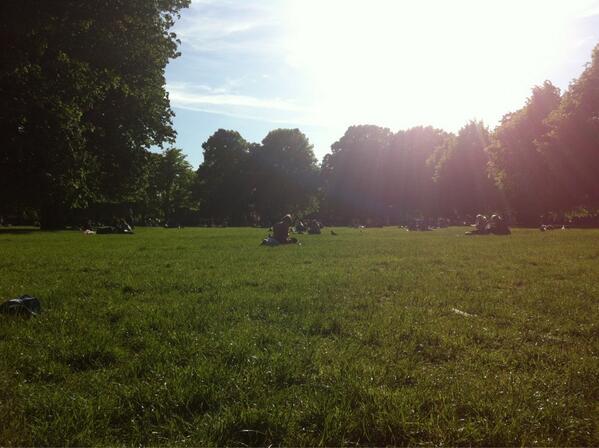 EmilyMMcKenzie's tweet photo. Loving this sunshine in #hydepark http://t.co/kr0BDDa8tG