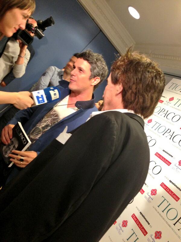 Librotiopaco's tweet photo. @AlejandroSanz durante la presentación: "Es mi tío y el de todos". Qué de amigos y de gente querida en #Madrid!!! http://t.co/668BKp5g6K