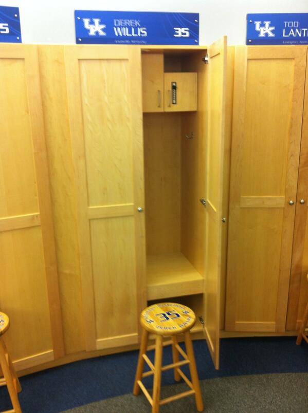 BenRobertsHL's tweet photo. Looks like Derek Willis will be #35 next season RT @derek_willis33 Already got locker too http://t.co/u5cO66BKK0