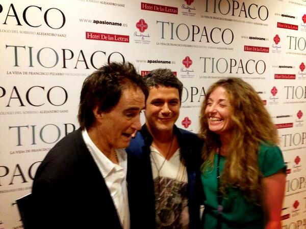 Librotiopaco's tweet photo. Feliz acompañado de @AlejandroSanz y de la gente de mi editorial. En http://t.co/OLLEPKaO3S podéis comprar el libro http://t.co/1aAjkg69DJ