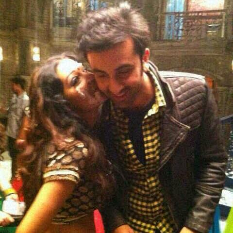MyRKFC's tweet photo. RT @PIC : #RanbirKapoor aka #Bunny on the Sets of #Ghagra with a background dancer (Credit - @TheFanGal) - http://t.co/EsAUdNwdbM