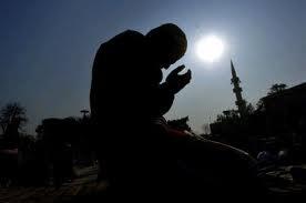 أقسم بالله ما من لحظات أسعد من انكسارك بين يدي ربك
تردد:
ياااا رب سامحني،
اعف عني،
عبدك ضعيف،
مخطئ..
نادم..
ياااا رب