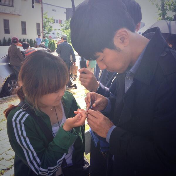 suejanejune's tweet photo. 친절한 조녁오빠
가시발라주시는중!! http://t.co/otb0PZEjVC