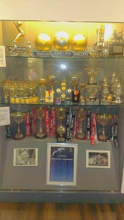 La vitrina de Sir Alex Ferguson con todos sus trofeos. Con razón se retiró... ¡no le caben mas!