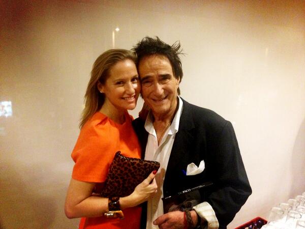 FIONAFERRER's tweet photo. Atención os presento al @librotiopaco El tío dtodos y el míoLe quiero!Celebrando su presentación con @AlejandroSanz http://t.co/yWKWFrZO1Y