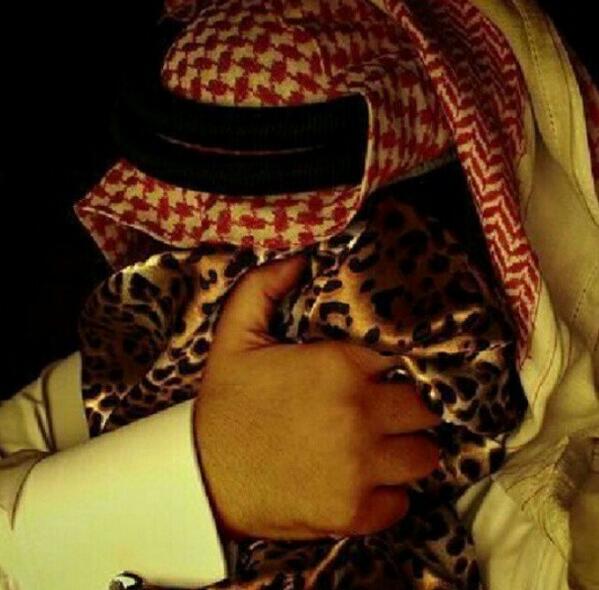 Pic_abyat's tweet photo. يعني ظروفك  صارت أغلى منّي ؟
أعلن عن قيود الظروف  افراجك !

دامي عشقتك  / لا تخيّب ظني ..
سنع ظروفك عاشقك / محتآجك ! http://t.co/O47O5PdfMz