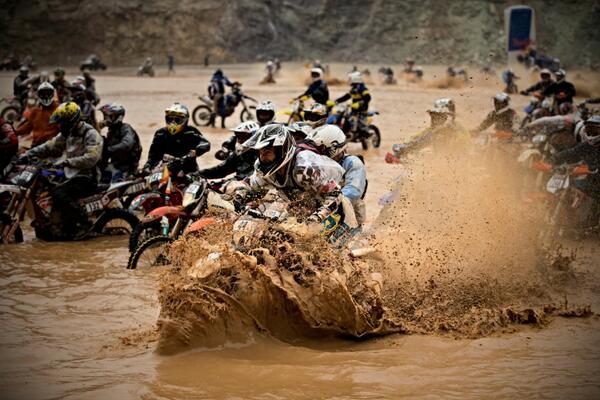 redbulljapan's tweet photo. 【Enduro】”宇宙一過酷”とも言われるRed Bull Hare Scramble。500人の出場ライダーの内、完走出来たのは14人。日本人の田中太一は7位でフィニッシュ！！！　http://t.co/P3zIZUyzEi http://t.co/rfACZPHeCw