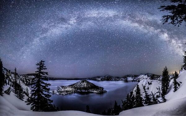 TelescopePics's tweet photo. Milky Way over Crater Lake http://t.co/FzYHCgtGPR