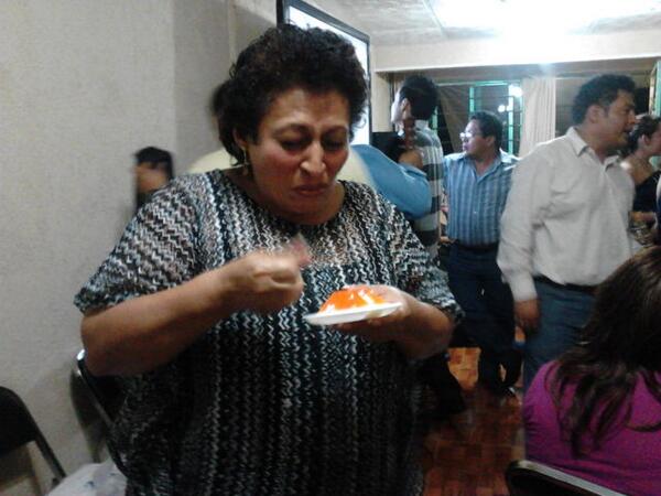 vian's tweet photo. Jajaja todos cantando las mañanitas y la agarre infraganti... http://t.co/IqH0nknMpz