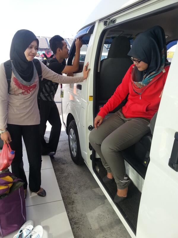 ela190986's tweet photo. jgn la gundah gulana..nnt dh kat sana seronok xnk blk t.. tp adik still maintain.. muke ade senyum..hehe..cc @msrz81 http://t.co/cdQDVuM7A9