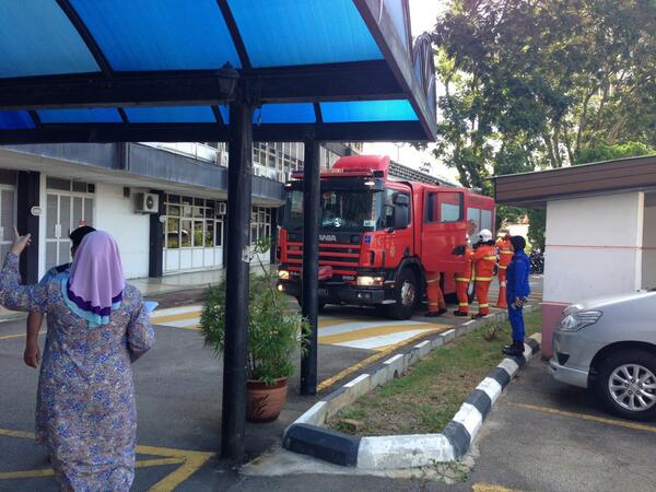 JPAMKuantan's tweet photo. Latihan menyelamat bersama jabatan bomba d SUK Pahang http://t.co/RN9fqAYPYJ