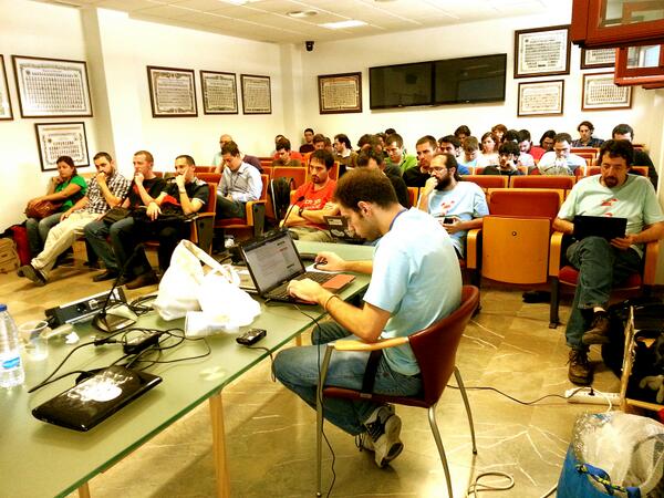 OSLUGR's tweet image. Salón de grados con  la mesa redonda sobre software libre en la Universidad #cusl7 #etsiit @OSLUGR @concursousl