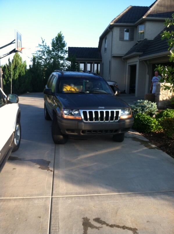 jmskc's tweet photo. Parking on the right side of the driveway isn't as easy as it looks @sweeney021 http://t.co/CFwNny0UkE