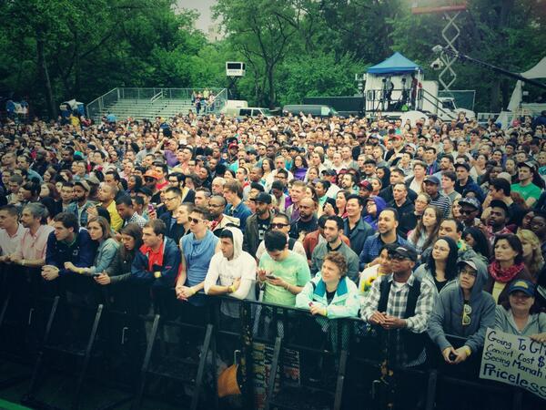 egerts's tweet photo. Heyyyyyyy @gma heyyyyyyy @MariahCarey nice crowd!!! No better way to kick off the summer! #gmamariah http://t.co/F93sTsF48c