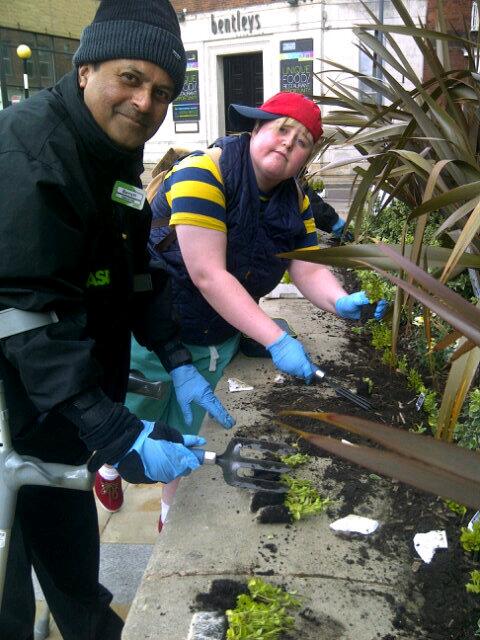 BlackburnBees's tweet photo. More volunteers getting stuck in! http://t.co/6xzq0xqCpZ