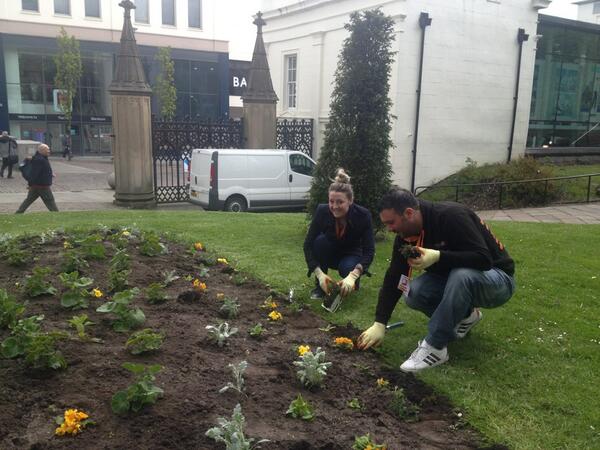 laurajonesbyz's tweet photo. @gwpl @BigPlantingBee @blackburnyz  planting flowers for the bees, happy bees http://t.co/TzqoGogIMm