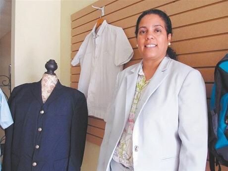 ListinDiario's tweet photo. Una dominicana confecciona en Puerto Rico ropa de vestir blindada http://t.co/xXxtwiSBGB http://t.co/HbsjdejVOD
