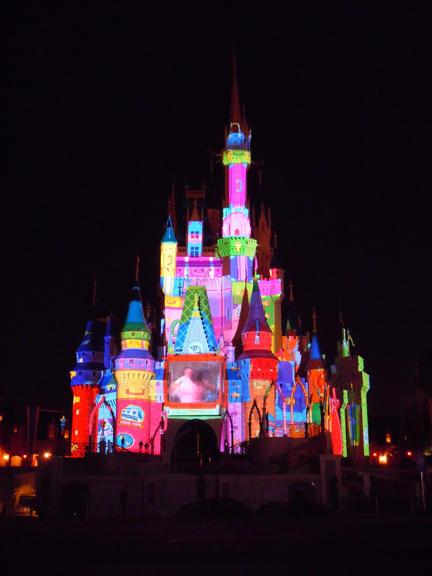 ディズニー大好き 画像集 カラフルにライトアップされた ディズニーワールドのお城 Http T Co Bj5zwb34gd Twitter