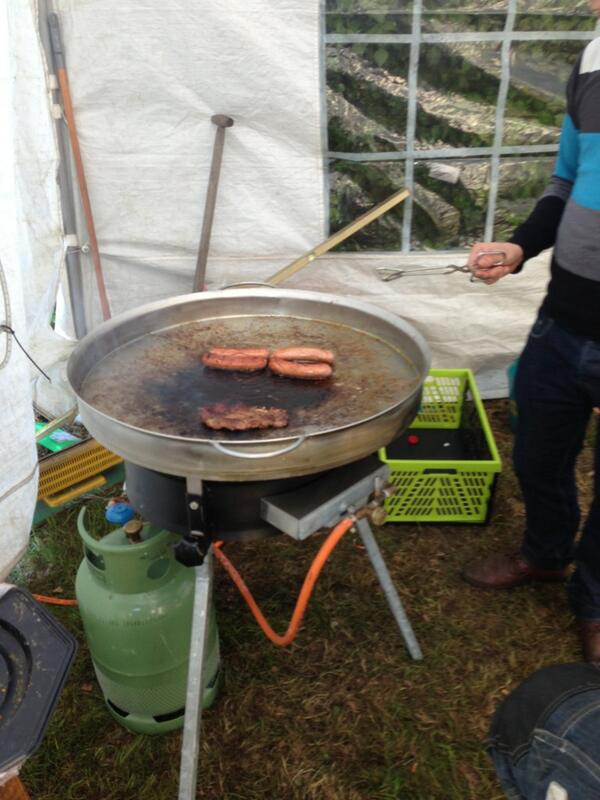 Kenkhuisniels's tweet photo. Er wordt weer fijn gebakken bij de @MuiterBuiterFM laatste uurtjes op de 94,5 fm maar vanavond gewoon feest http://t.co/gH6H5fC1dz