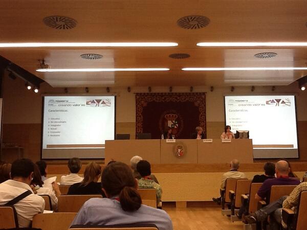 AlberAlbarracin's tweet image. #fesabid13 #fs09. Paz Fernández: código de #SEDIC también es revisble y actualizable.