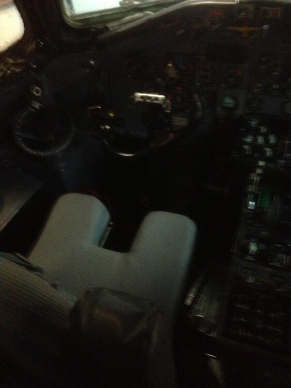 PioPiloot's tweet photo. Zou de stoel me wel passen...?? #cockpit #vliegtuig #piloot http://t.co/a61xq6GYDG