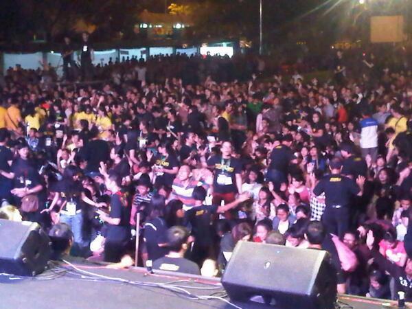 philipmantofa's tweet photo. Thousands of Medanese found Christ tonight, and 246 decided to be immediately water-baptized! #SumatraForJesus http://t.co/bAewFssx0W