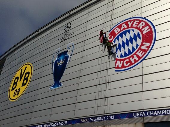 tomaspancir's tweet photo. Při výzdobě stadionu ve Wembley dostala přednost Borussia. Kdo vyhraje zítra? #uclfinal http://t.co/dTRxV5IlOb