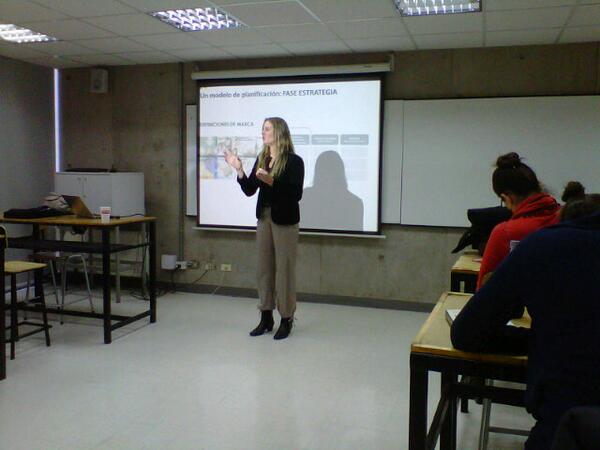 MCOMUDD's tweet photo. @caltschwager realizando clases a los nuevos alumnos del #MCOM http://t.co/w3SCQRECHL